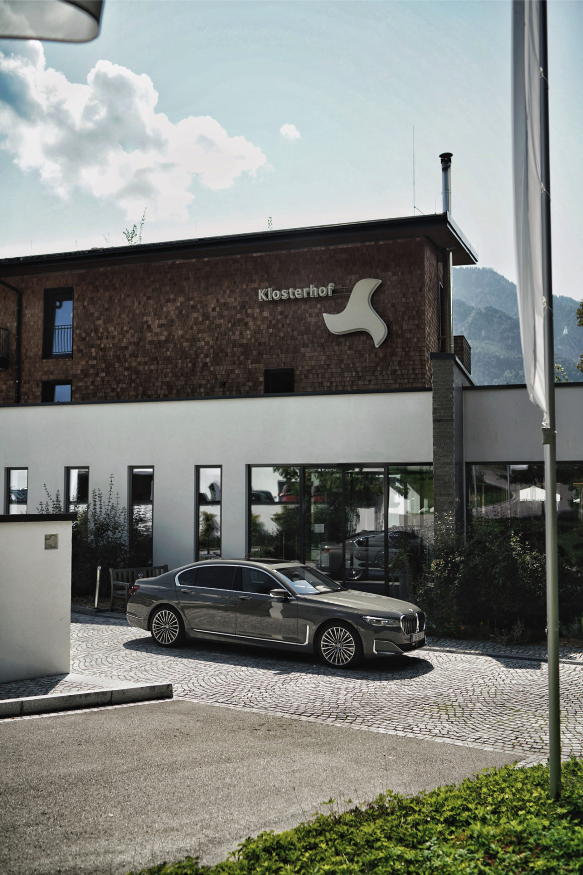 BMW 745Le vro dem Hotel Klosterhof in Bayerisch Gmain