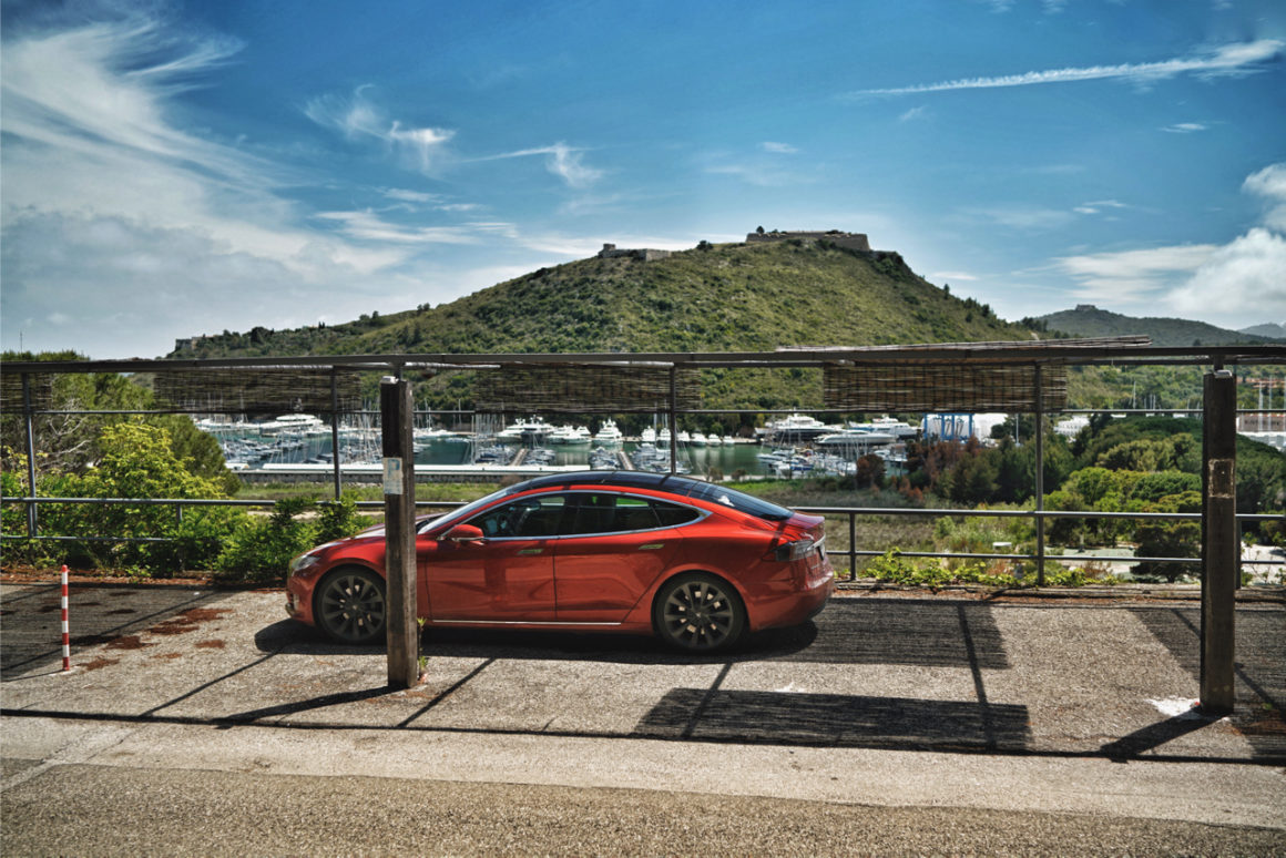 Tesla Model S mit Blick auf Porto Ercole