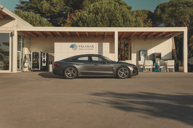 Audi e-tron GT vor dem Valamar Isabella Parkplatz
