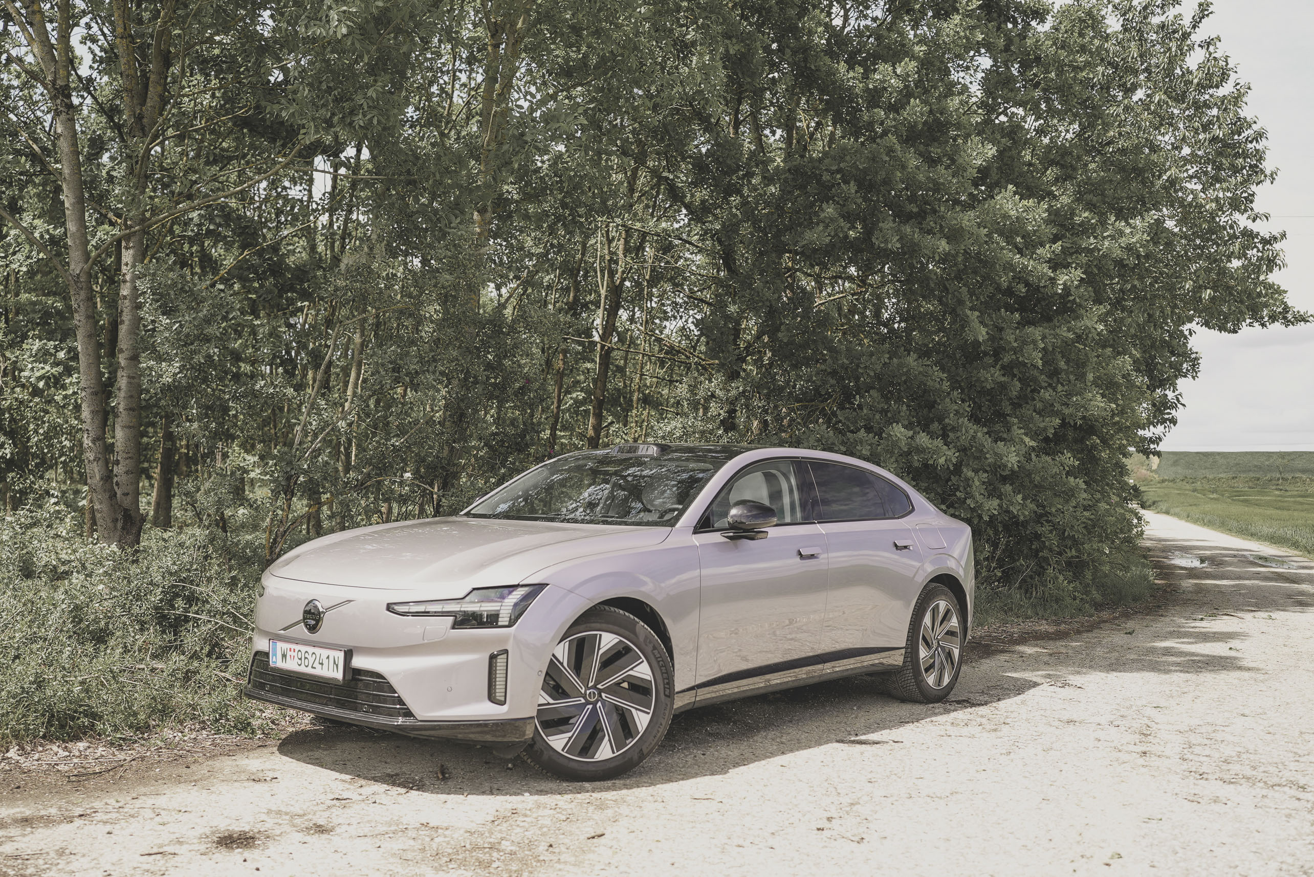 Dass der Nachfolger der S90-Limousine vollelektrisch ist, war ja abzusehen. Der neue Zugang beim Design hat uns dann aber doch überrascht.