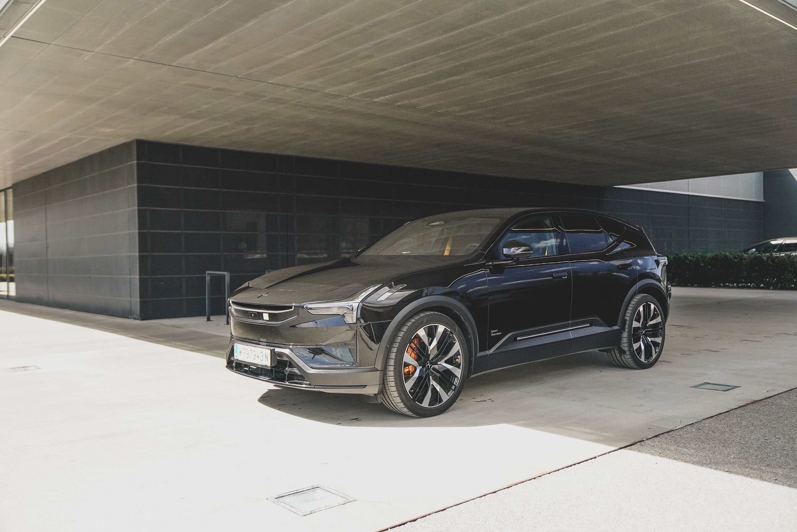 Zuerst fragst du dich noch, ob das mit den großen E-SUV´s wirklich der richtige Weg ist. Und dann zoomt dich der Polestar 3 in 4,7 Sekunden von 0 auf 100 km/h.